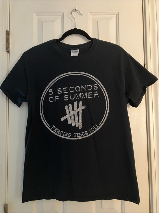 Gildan Tops - 5 Seconds of Summer 2011 Concert Graphic T-Shirt Medium